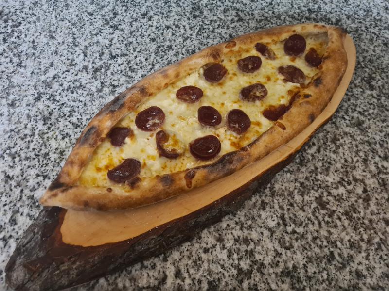  Pide mit Sucuk